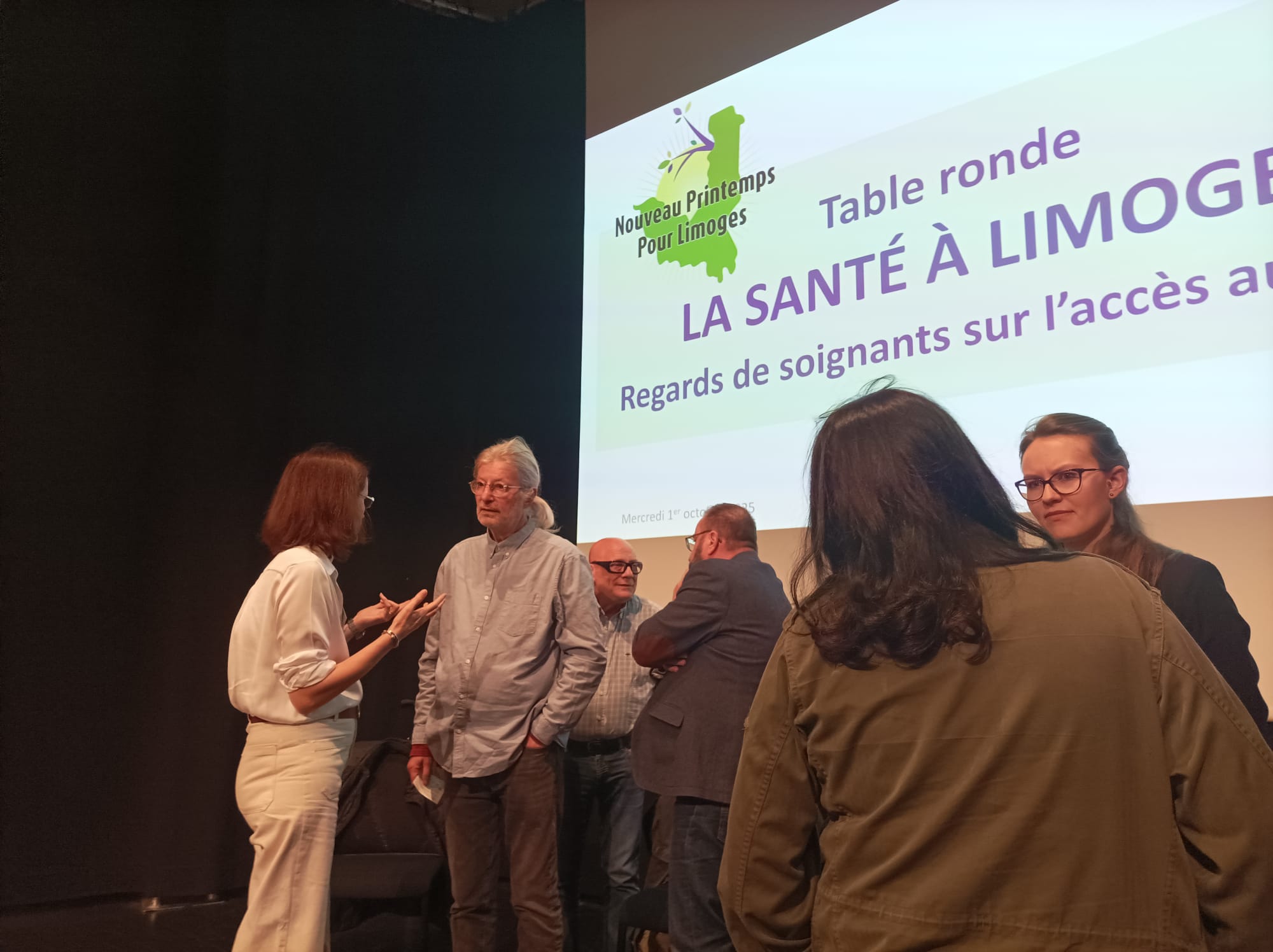 Les invités échangent sur l'accès aux soins à la fin de la table ronde du 1er octobre